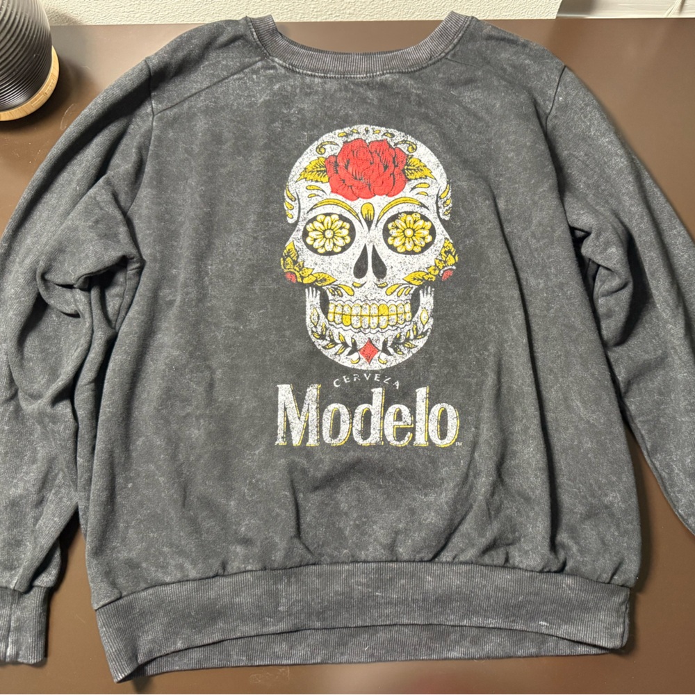 Modelo Gray Sweatshirt with Sugar Skull